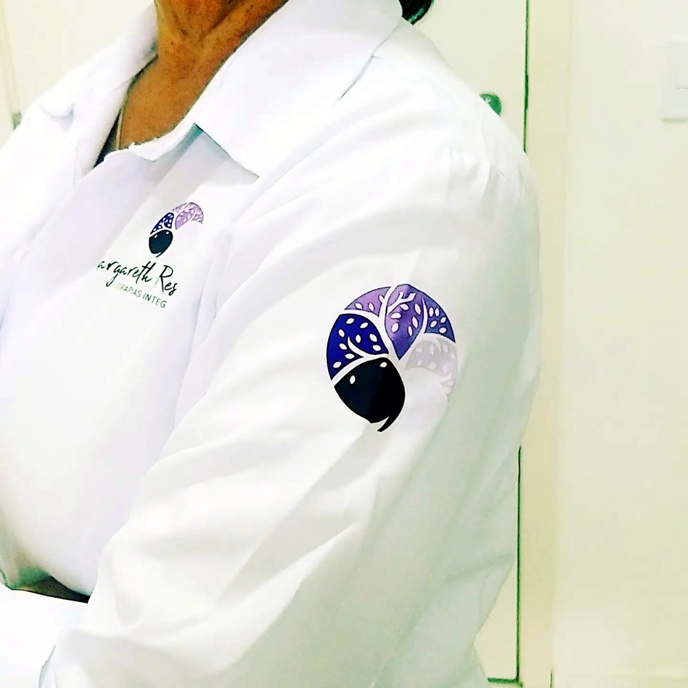 Jaleco da Dra. Margareth Resende com o logo da clínica